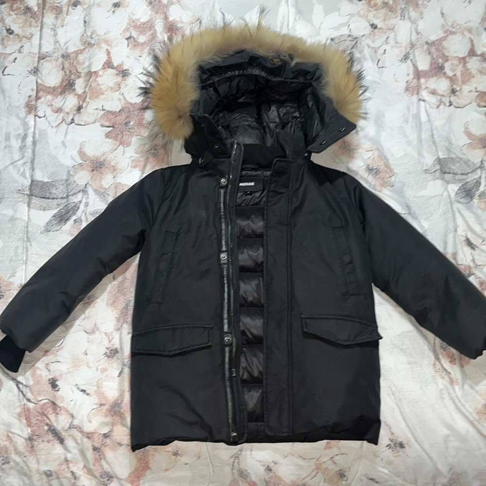 Preowned 
Great Condition
 Boys/Unisex MACKAGE COAT W/Fur 
Size 6 
Color Black